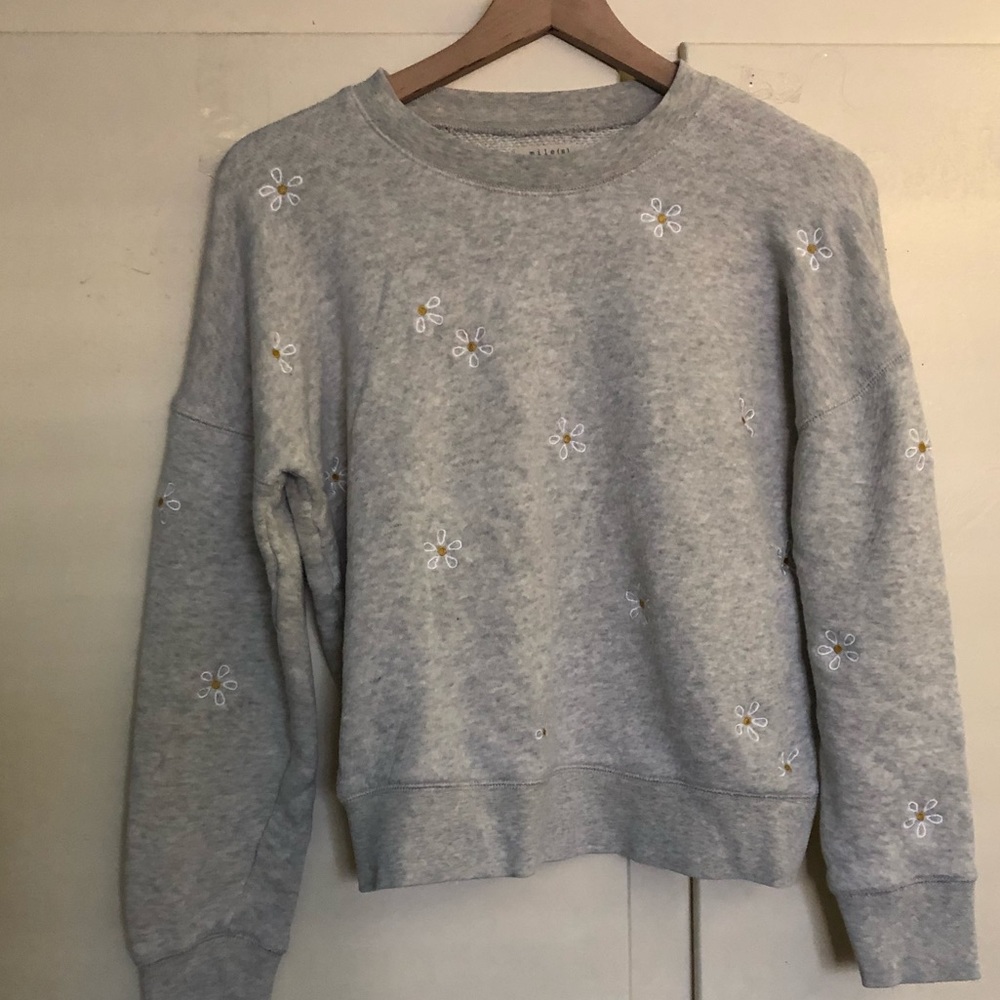 Embroidered daisy crew neck